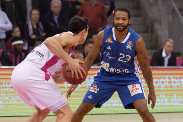 尽管他在某 尽管他在某