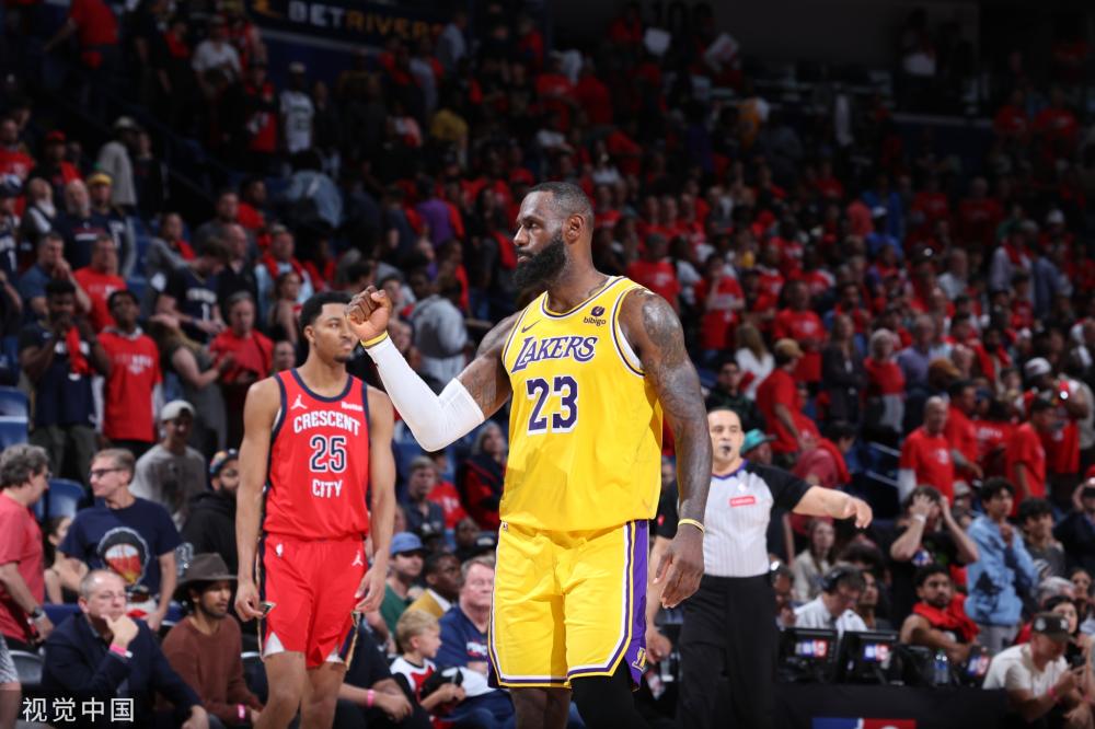 感动！62岁穆帅获球迷巨型横幅声援 率队主场9连胜后距榜首仅4分