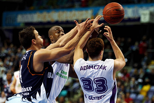 体育NBA季后赛：湖人122-101勇士 4-2晋级西部决赛